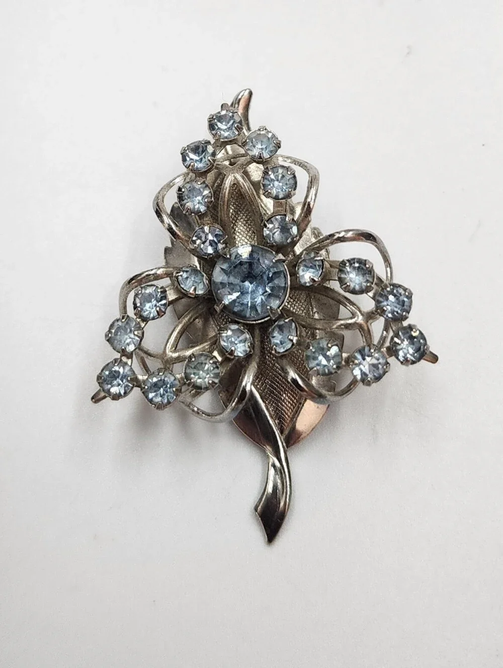 𝅺VINTAGE Flower Spray Brooch Mid Century Blue Rhinestone Silver Tone Curved 2